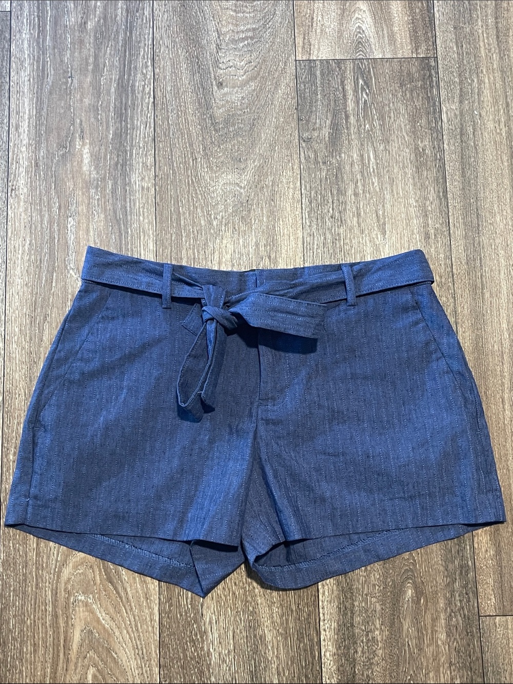Women's Banana Republic size 6 petite Navy Tie-Belt Shorts